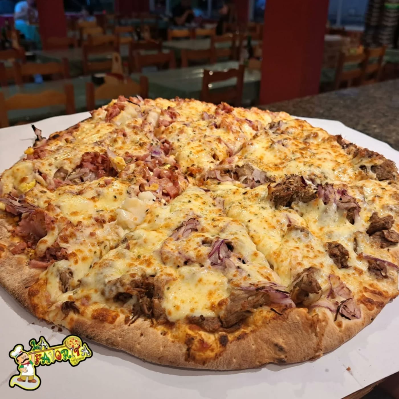 Pizza de calabresa com bacon saindo do forno