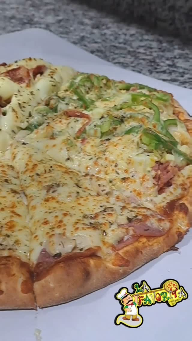 Closeup de pizza de frango com vegetais frescos