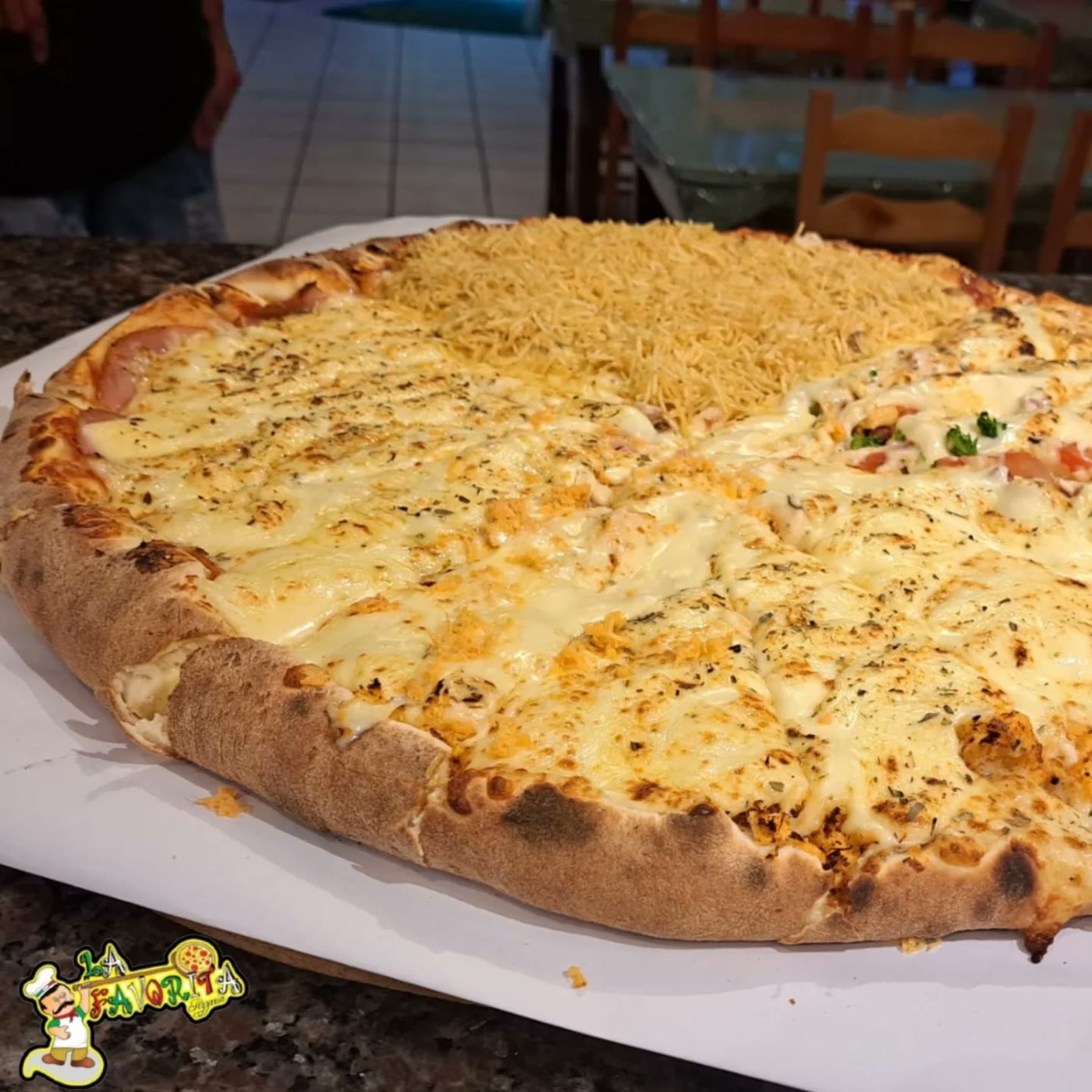 Pizza gigante de queijo com farofa crocante