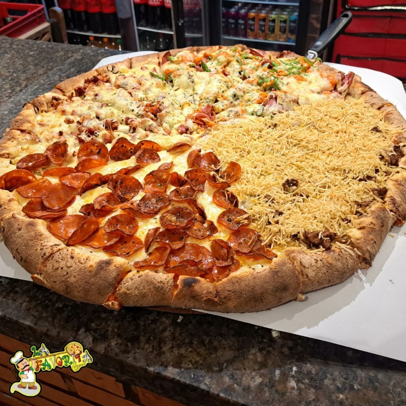 Pizza gigante meio pepperoni, meio quatro queijos da La Favorita